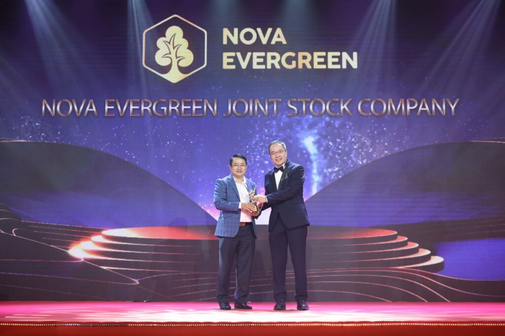 Ông Hà Hoàng Thế Quang - CEO Nova Evergreen đại diện nhận giải thưởng “Doanh nghiệp tăng trưởng nhanh” tại Lễ trao giải APEA 2022.